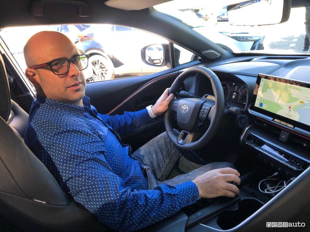 Marco Savo alla guida della Toyota C-HR PHEV plug-in per il test e le impressioni di guida