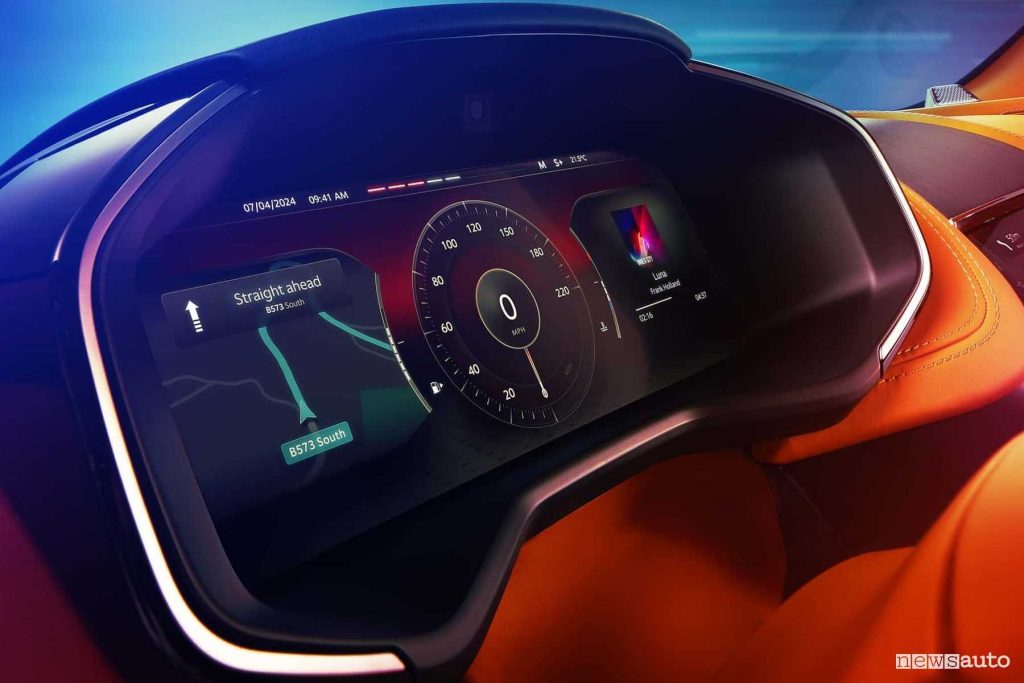 Aston Martin DBX707 display guidatore 12"