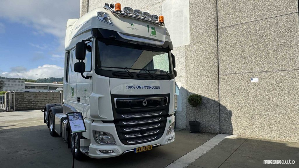 hydrogen truck, Holthausen Clean Technology tractor-trailer