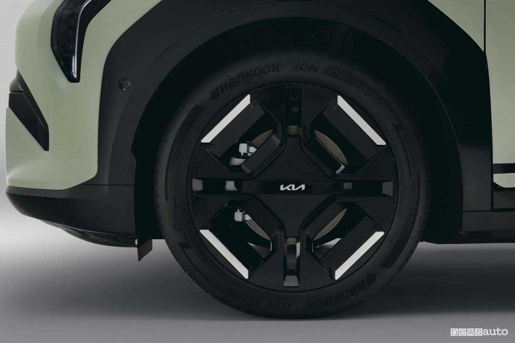New Kia EV3 GT Line alloy wheels