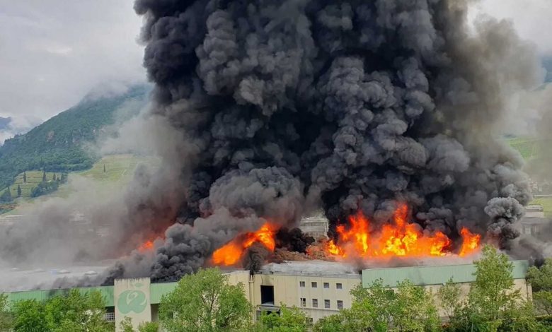 Incendio alla fabbrica di colonnine di ricarica