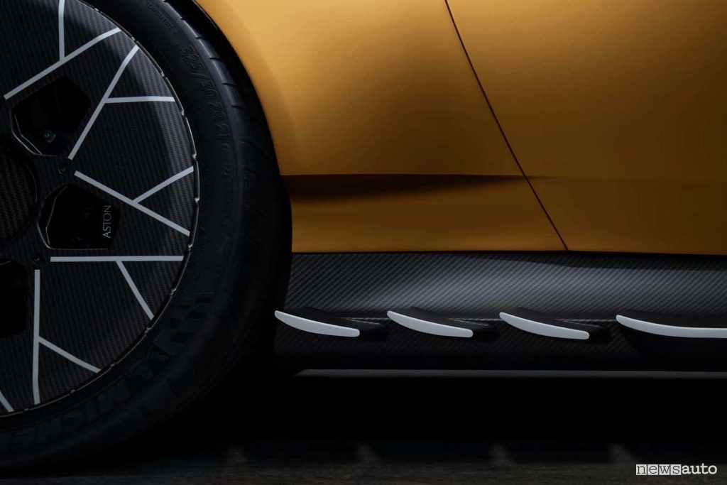 Aston Martin Valiant appendici aereodinamiche in carbonio