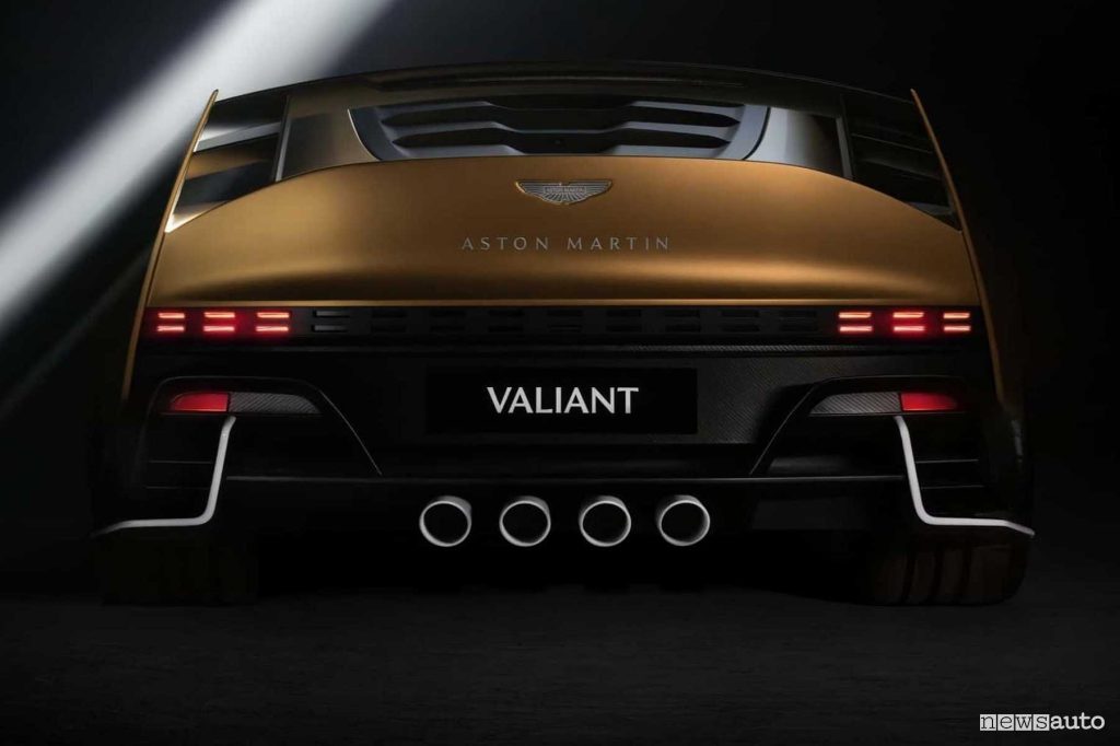 Aston Martin Valiant posteriore con 4 terminali di scarico