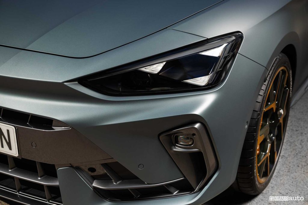 Nuova Cupra Leon VZ faro anteriore firma luminosa