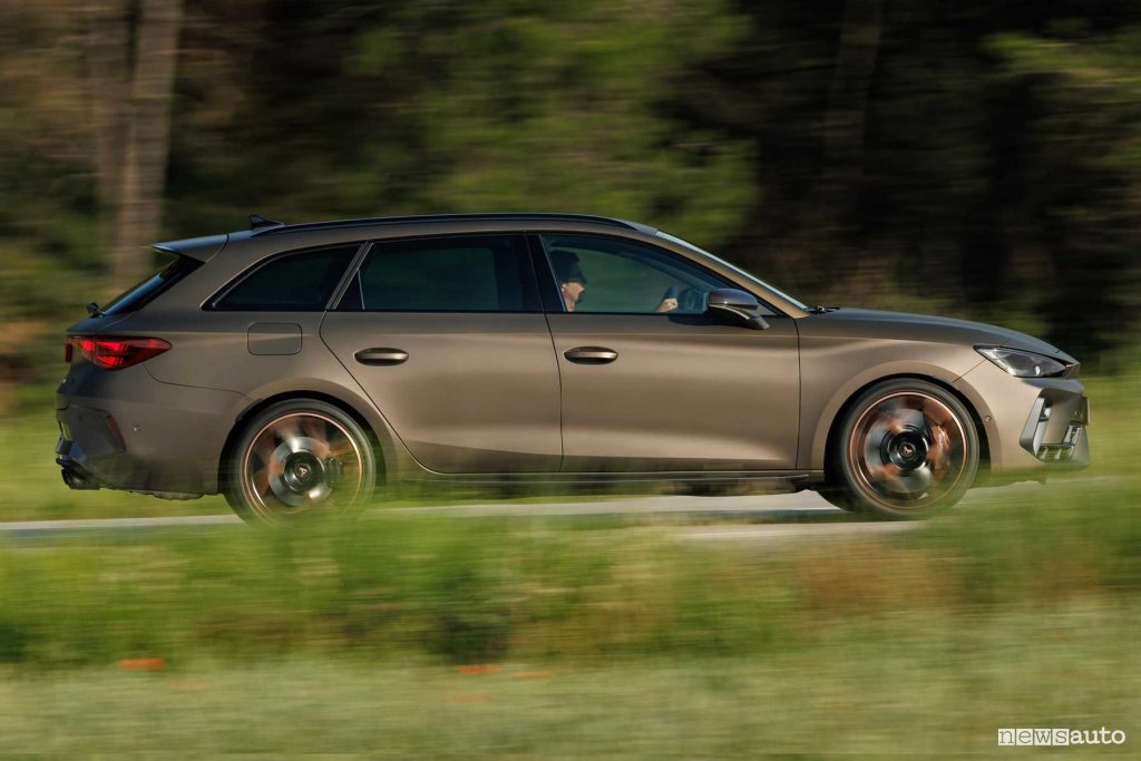 Nuova Cupra Leon VZ Sportstourer su strada