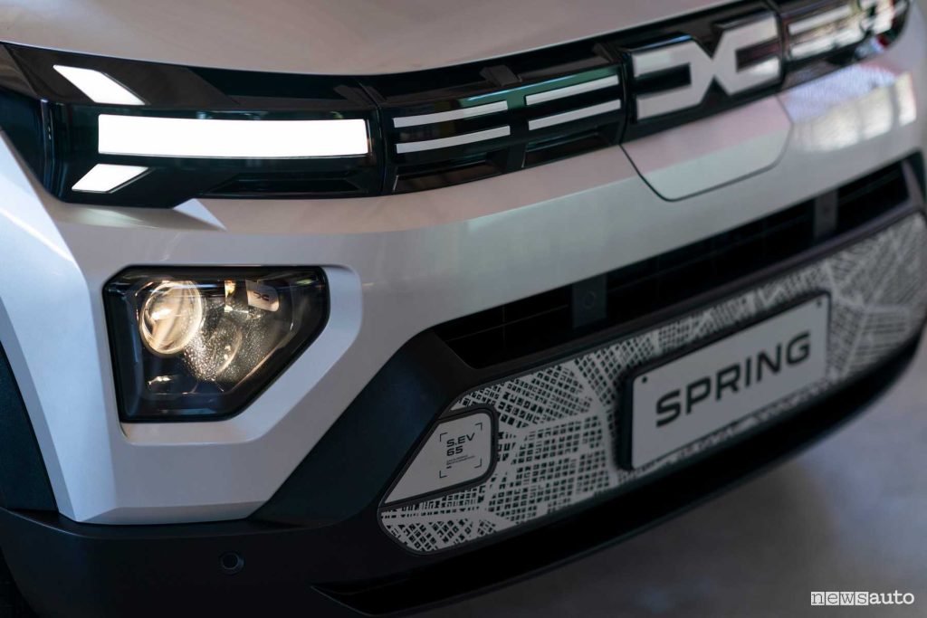Nuova Dacia Spring faro anteriore firma luminosa