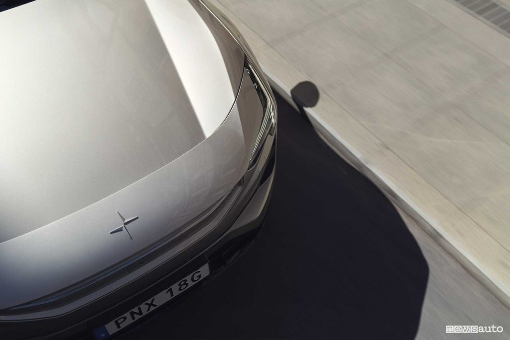 Nuova Polestar 3 badge cofano anteriore