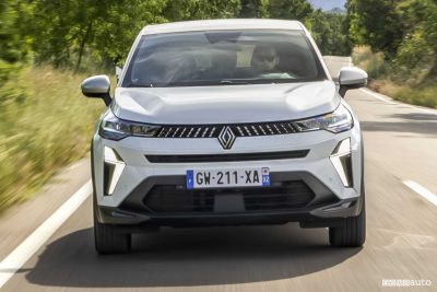 Renault Captur E-Tech hybrid Techno su strada