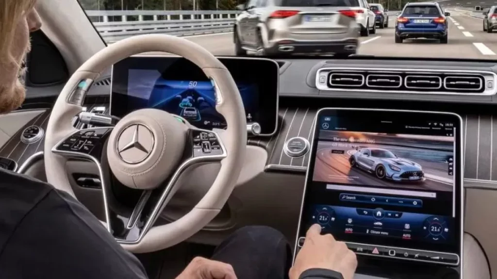 Guida autonoma di livello 3 sulla Mercedes-Benz EQS