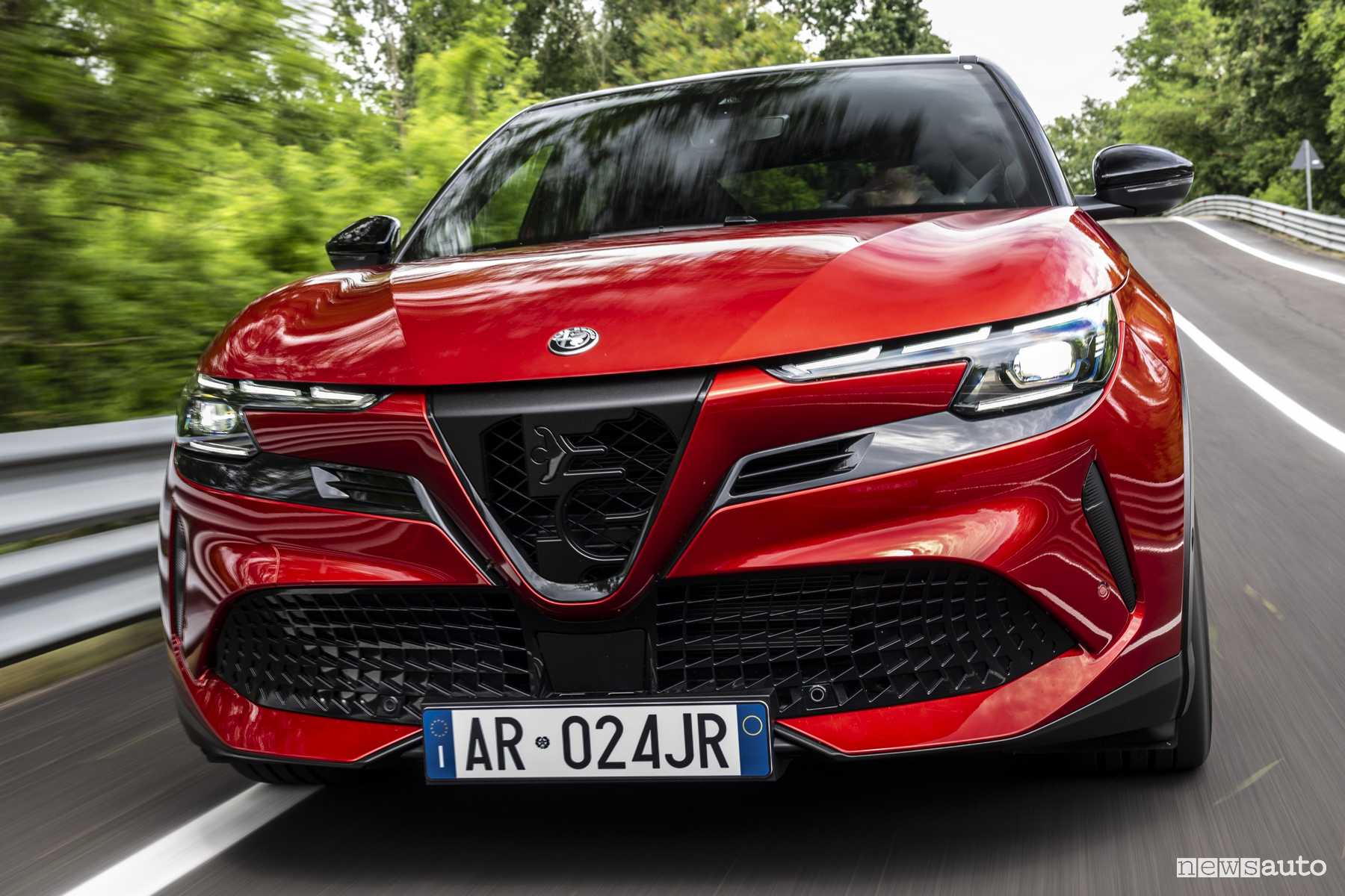 Alfa Romeo Junior Veloce rossa su strada
