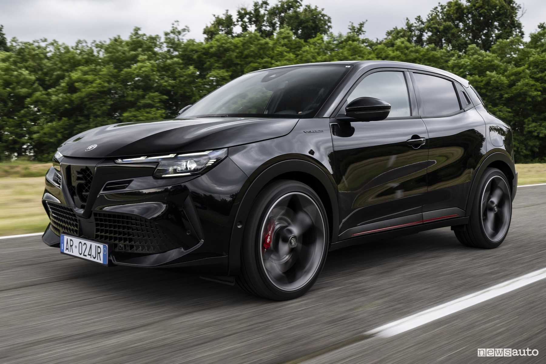 Alfa Romeo Junior Veloce nera su strada