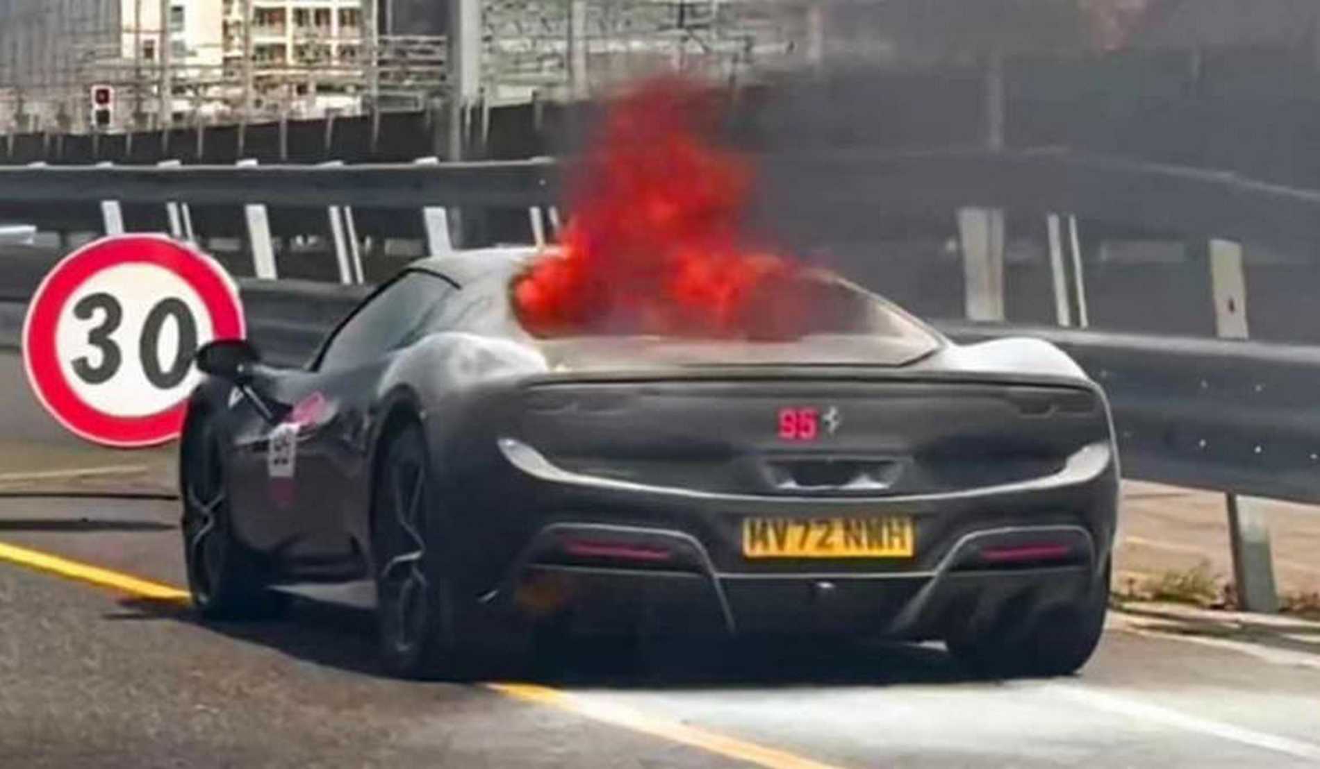 Incendio Ferrari ibrida plug-in