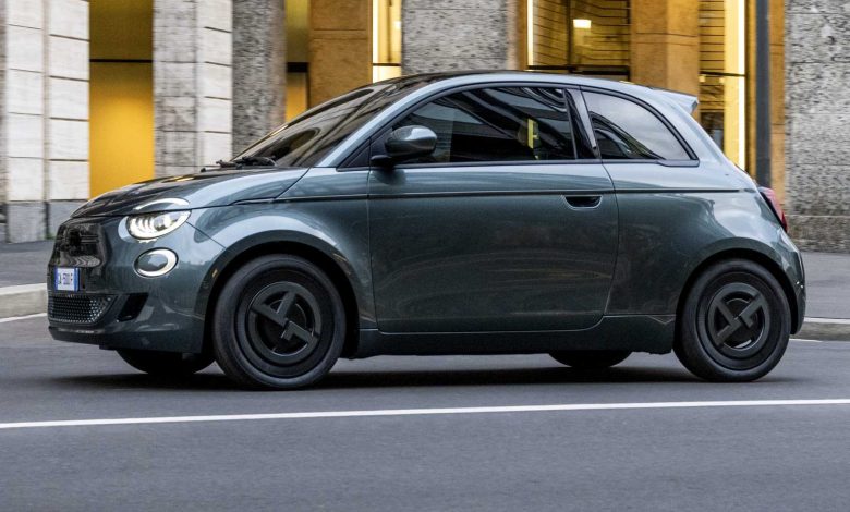Fiat 500e Armani Verde scuro su strada