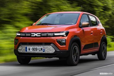 Nuova Dacia Spring Brick Red su strada