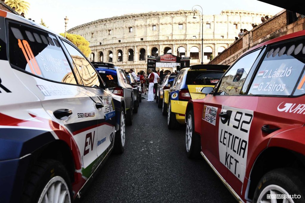 Rally di Roma Capitale Colle Oppio davanti al Colosseo