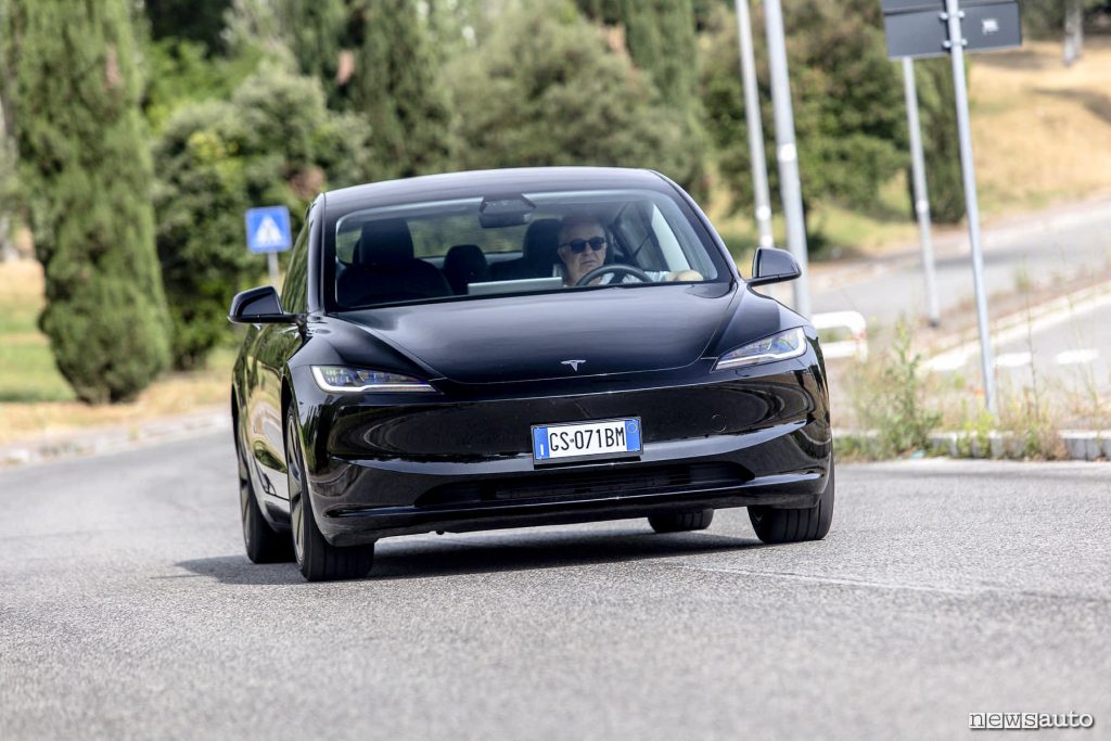 Prova su strada nuova Model 3