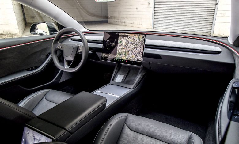 Plancia abitacolo con il nuovo volante e display da 15,4 pollici