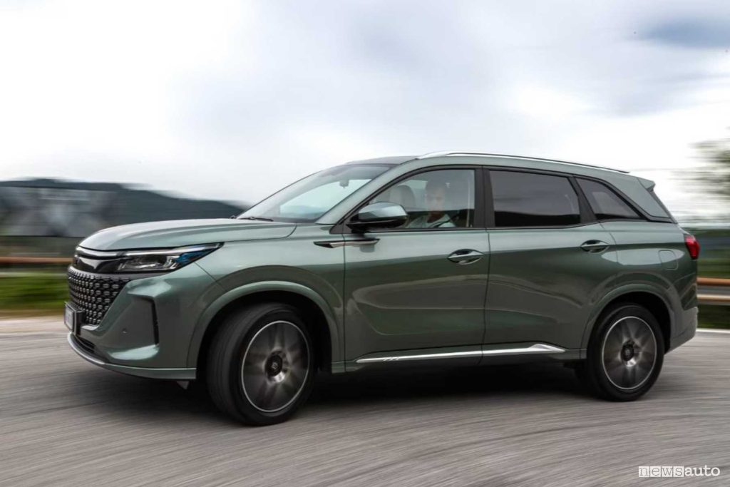 DFSK E5 PHEV on the road