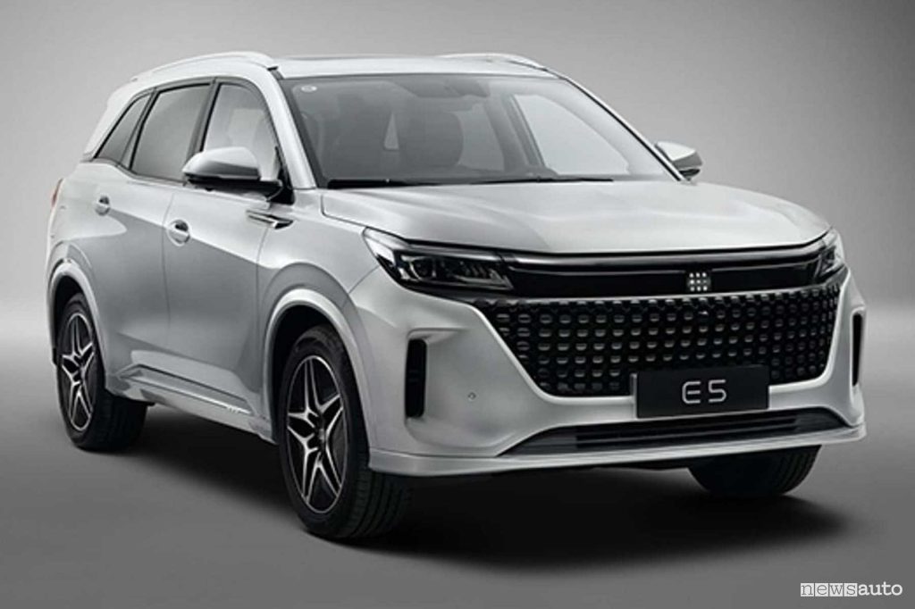 DFSK E5 PHEV front 3/4