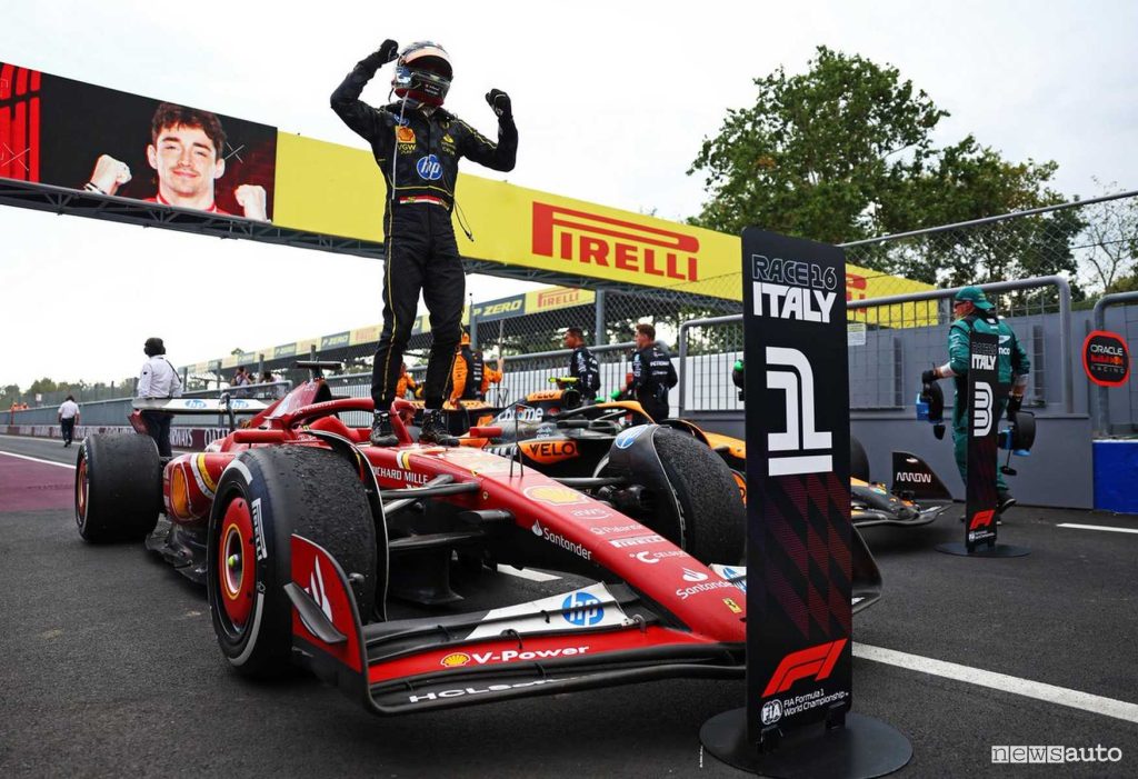 Leclerc festeggia la vittoria a Monza con la Ferrari nel Gp d'Italia 2024