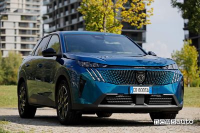 Peugeot 3008 hybrid 2024 vista frontale