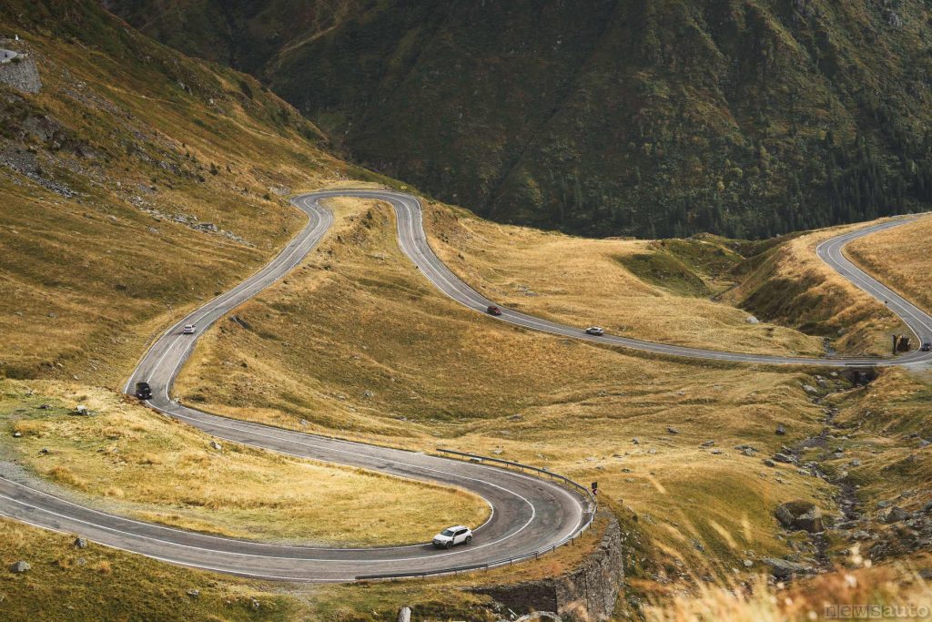 Curve e tornanti della Transfăgărășan sui monti Carpazi in Romania