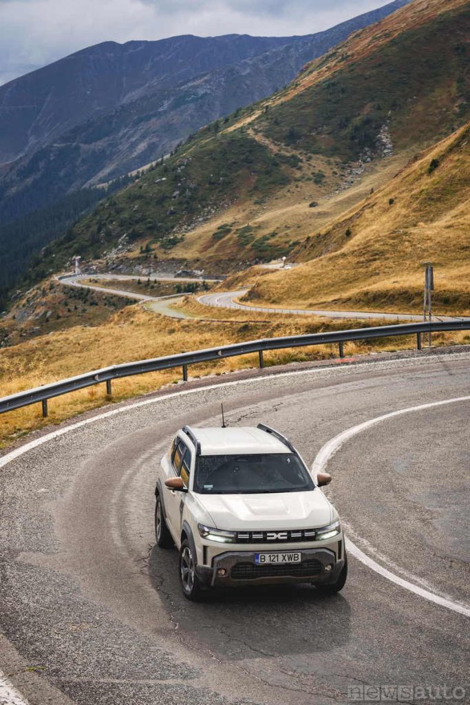 La Dacia Duster nuova 4x4 sulla strada Transfăgărășan dei monti Carpazi