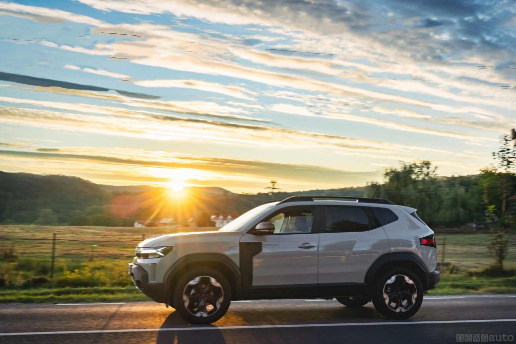 Tramonto con la Dacia Duster in viaggio