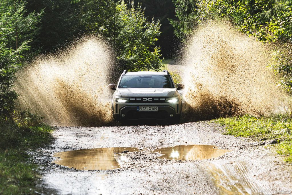 Dacia Duster 4x4 in fuoristrada tra fango ed acqua