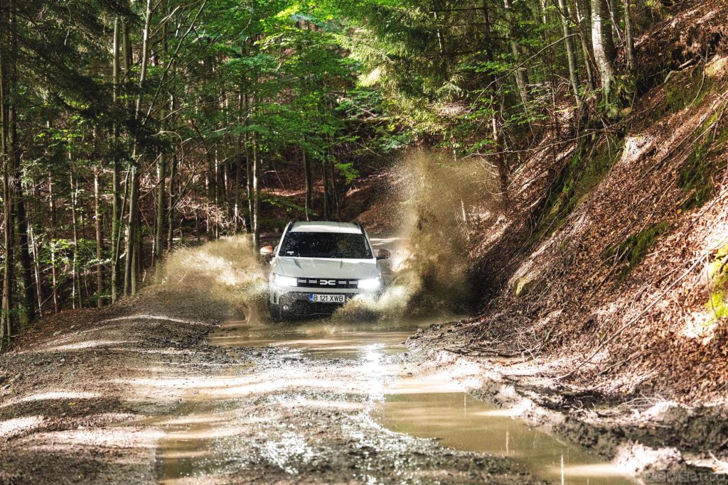 Dacia Duster in offroad avanza che è una bellezza nel fango