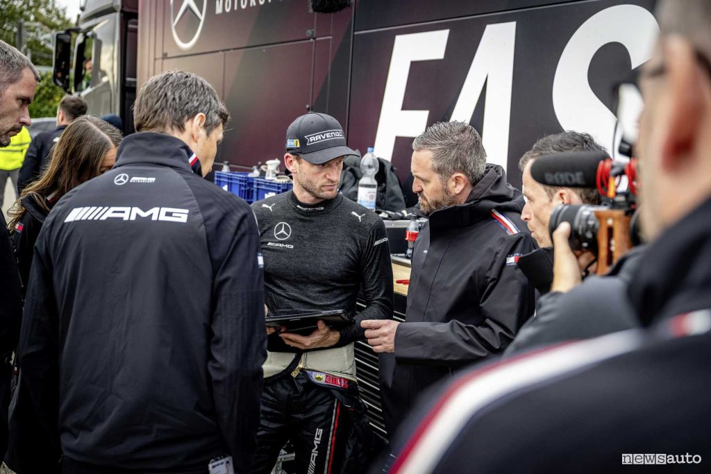 Maro Engel with the Mercedes-AMG technicians