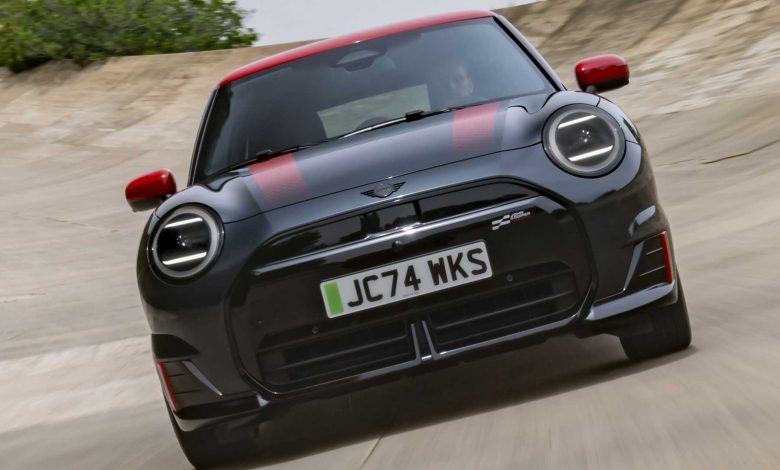 Mini John Cooper Works Electric in movimento