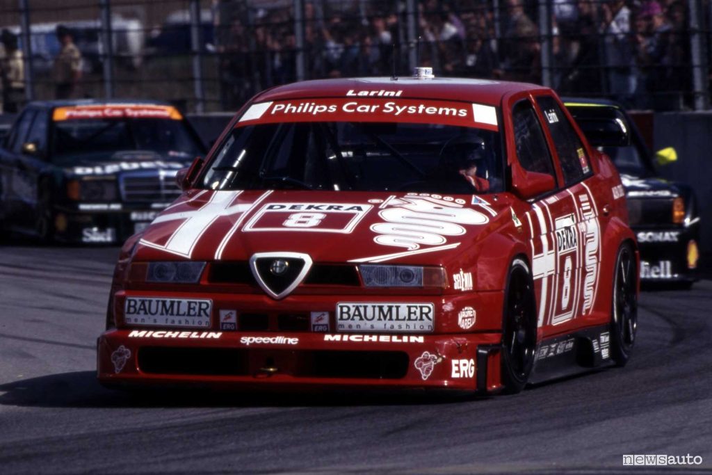 Nicola Larini in gara sulla 155 V6Ti nel DTM 1993