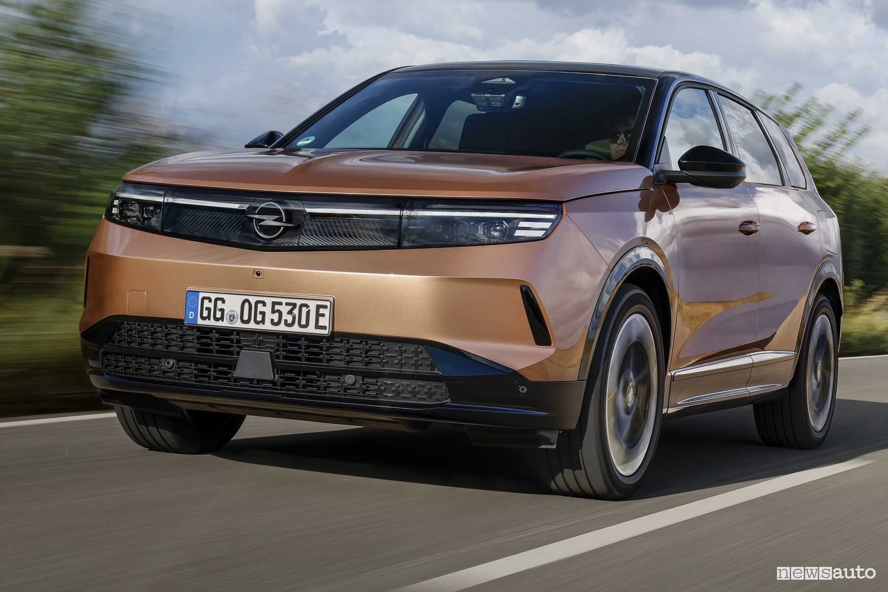 Nuovo Opel Grandland su strada
