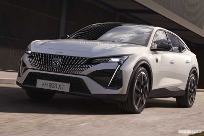 Peugeot E-408 elettrica su strada