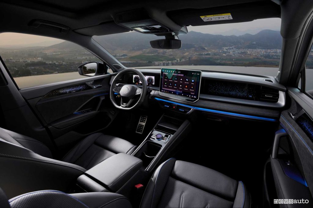 Volkswagen Tayron R-Line eHybrid cockpit dashboard