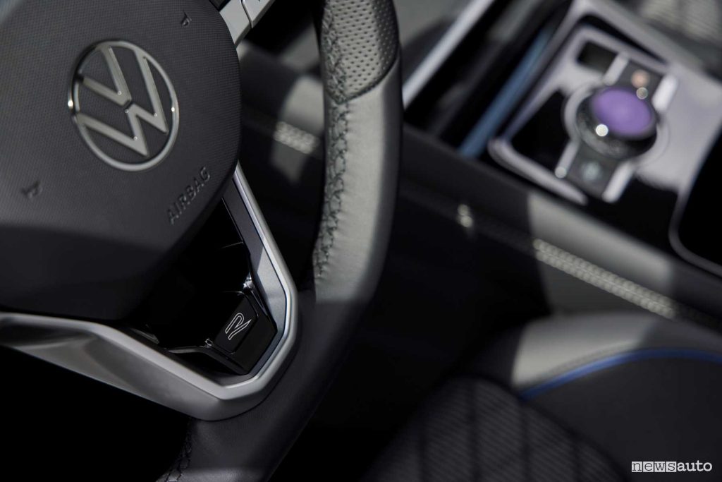 Volkswagen Tayron R-Line steering wheel details