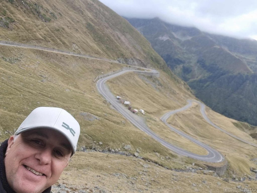 Vista della Transfăgărășan sui monti Carpazi in Romania con Giovanni Mancini