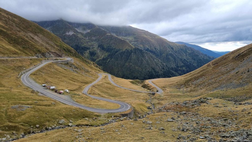 Altre curve e tornanti della Transfăgărășan sui monti Carpazi in Romania