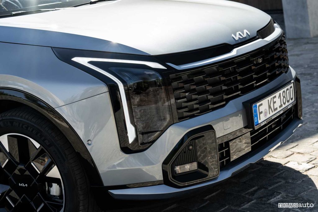 Firma luminosa anteriore a LED dei fari della Kia Sportage