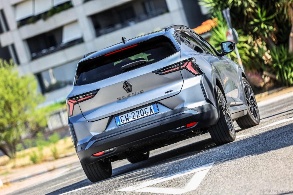 Renault Scenic E-Tech Esprit Alpine su strada