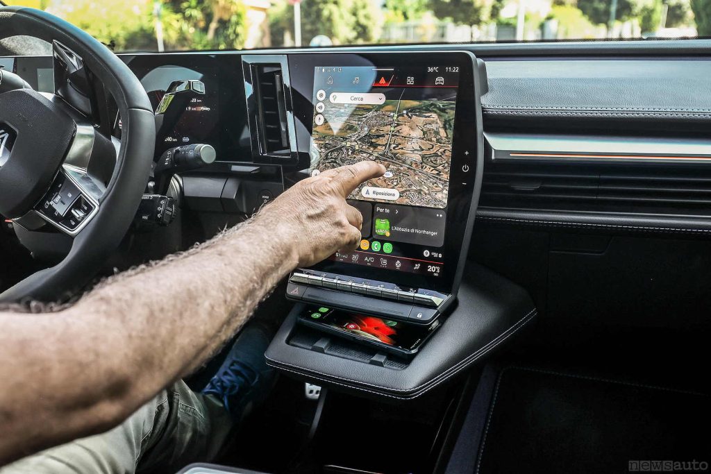 Giovanni Mancini alle guide della Renault Scenic E-Tech Esprit Alpine