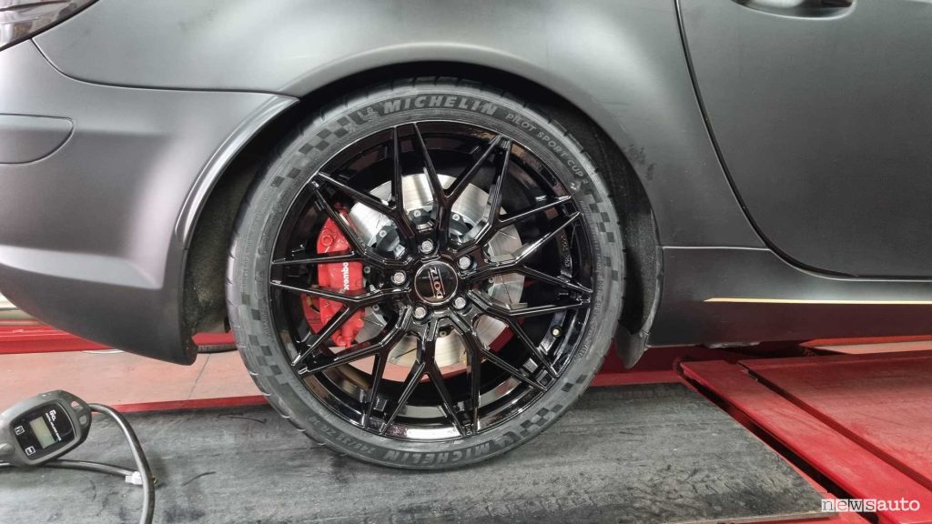 Ruota completa posteriore con kit freni Brembo GT