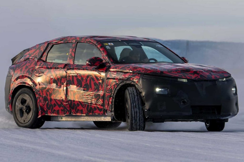 prototipo dell'Alfa Romeo Stelvio durante i test sulla neve in Svezia