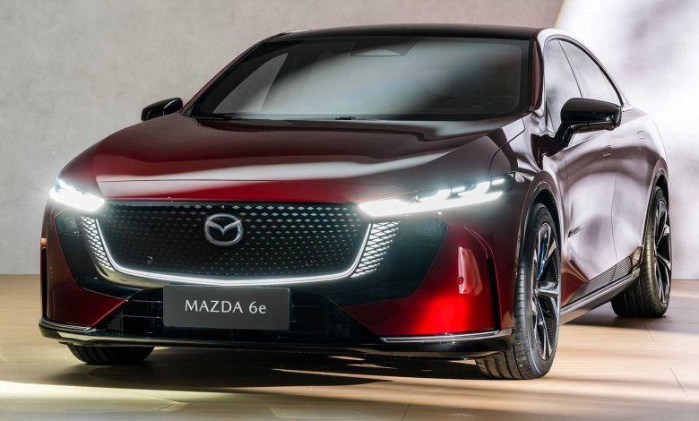 Mazda 6e elettrica anteriore 3/4 firma luminosa