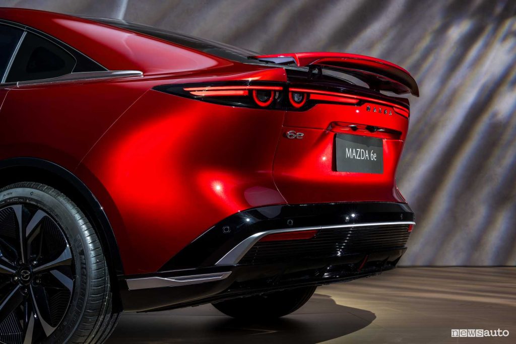 Mazda 6e elettrica spoiler posteriore retrattile