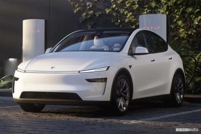 Tesla Model Y 2025 in ricarica