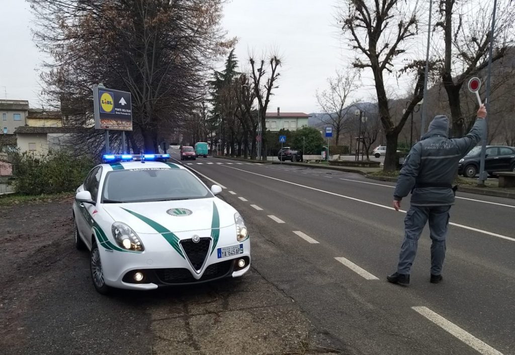 Agente della Polizia che ferma un'automobilista per un controllo dell'uso di stupefacenti alla guida