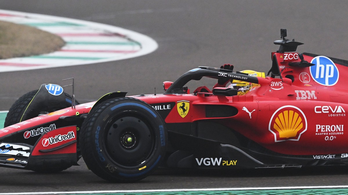 Lewis Hamilton debutta sulla Ferrari, primo contatto sulla Ferrari SF-23 a Fiorano [FOTO]