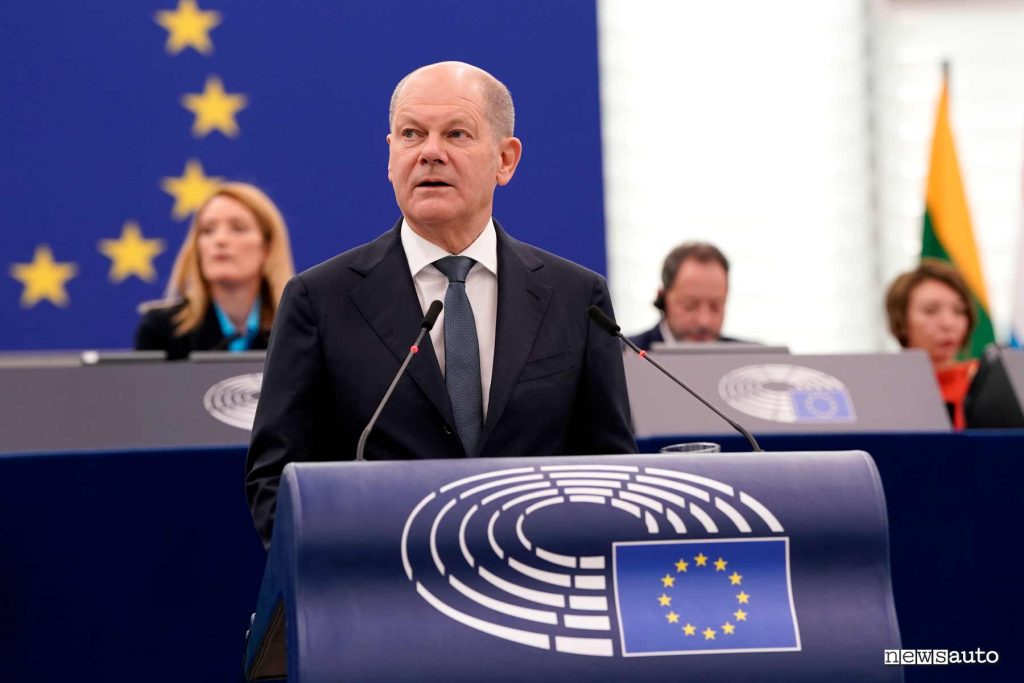 Il cancelliere tedesco Olaf Scholz che ha annunciato gli ecobonus UE per le auto elettriche